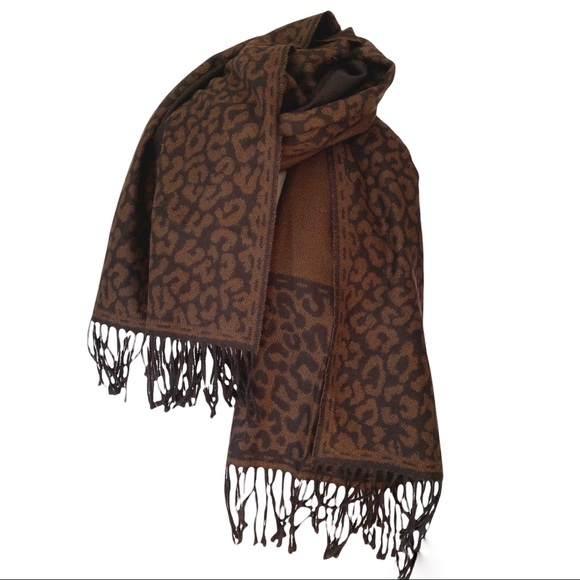 Character club reversible leopard print shawl - Picture 5 of 8